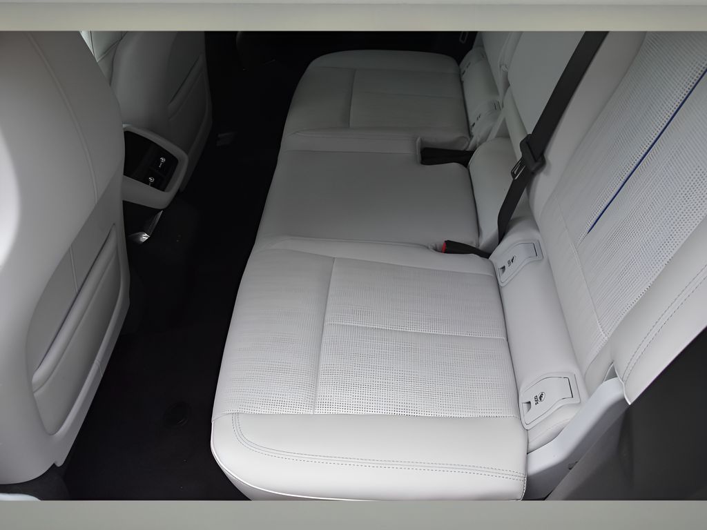 2025 Cadillac Lyriq Luxury photo 14