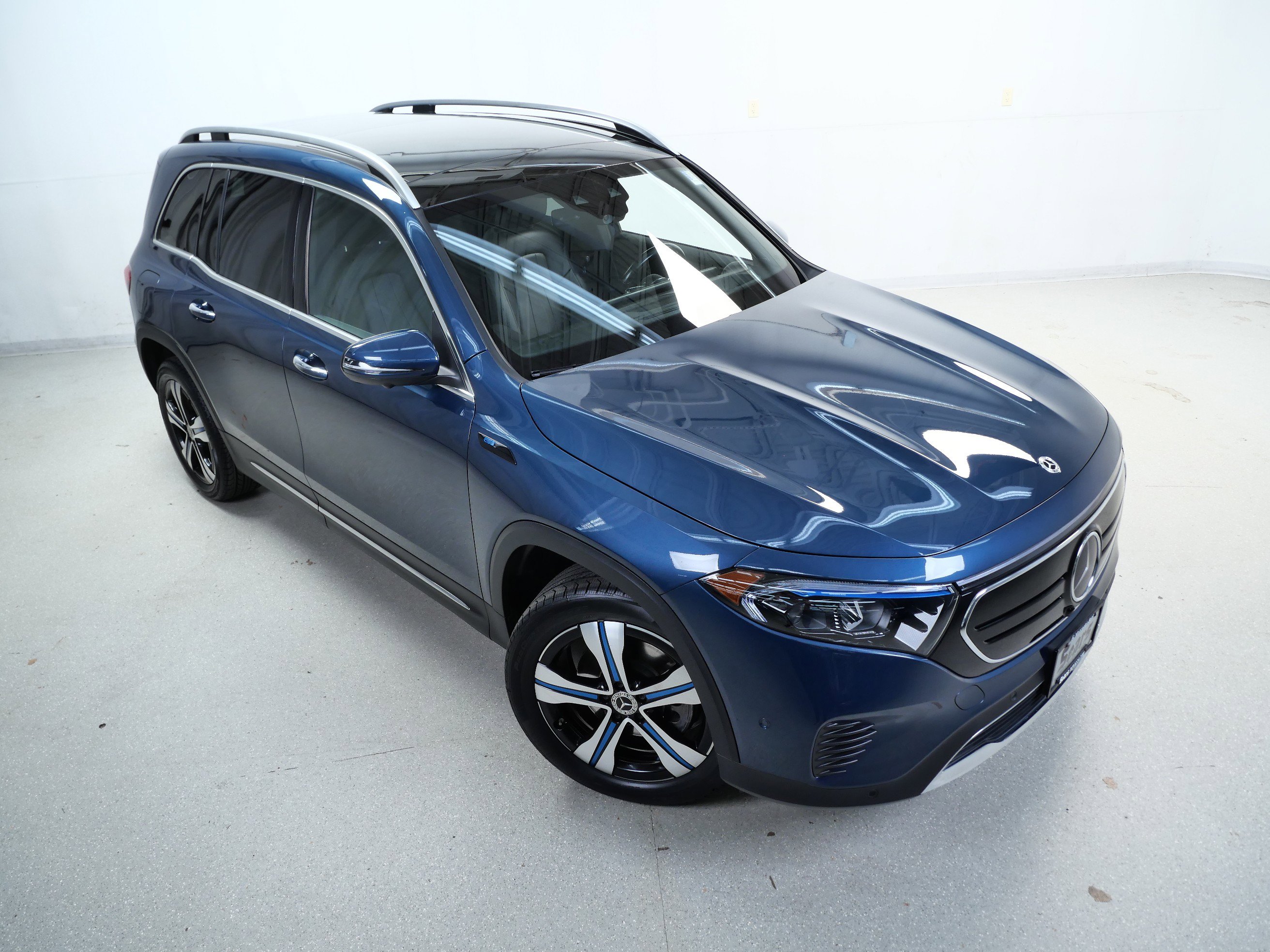 2023 Mercedes Benz EQB 350 4MATIC photo 3