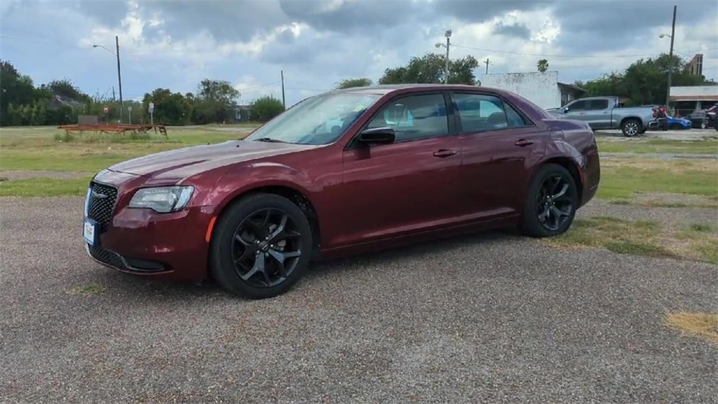 2022 Chrysler 300 Touring photo 4