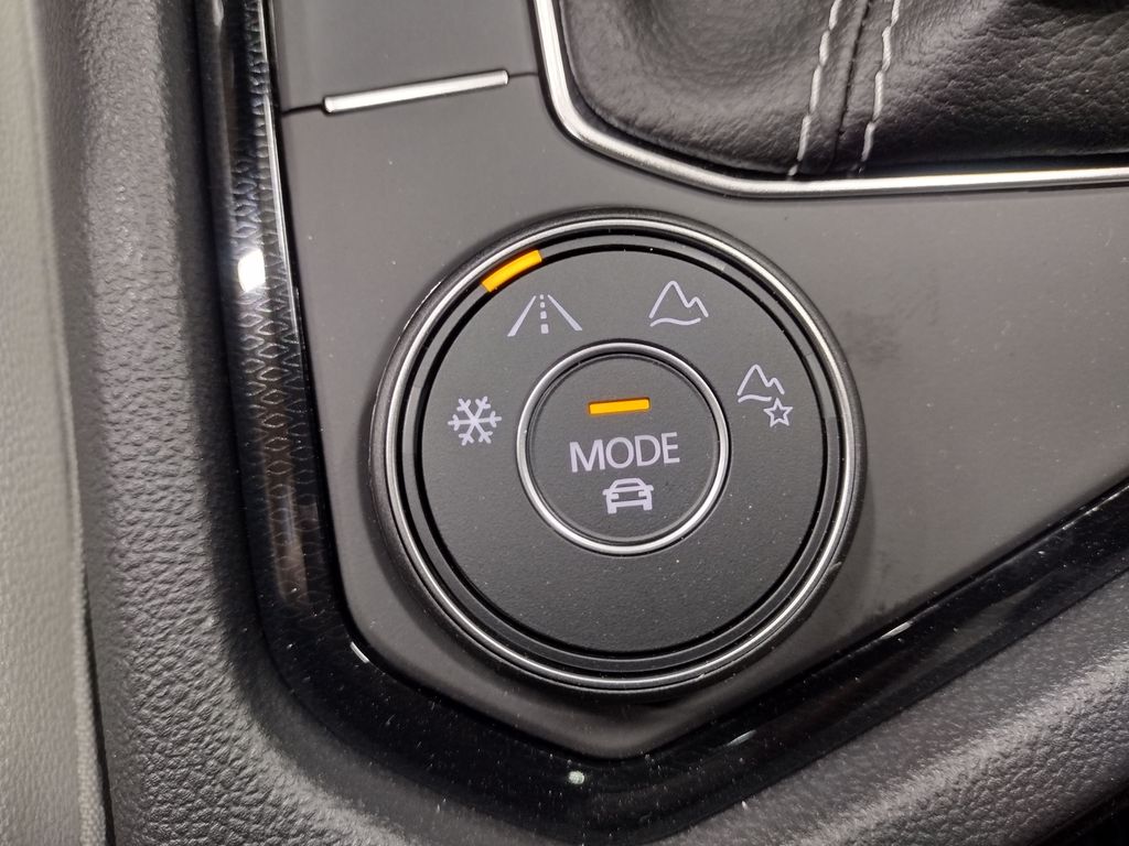 2025 Volkswagen Taos SE photo 25