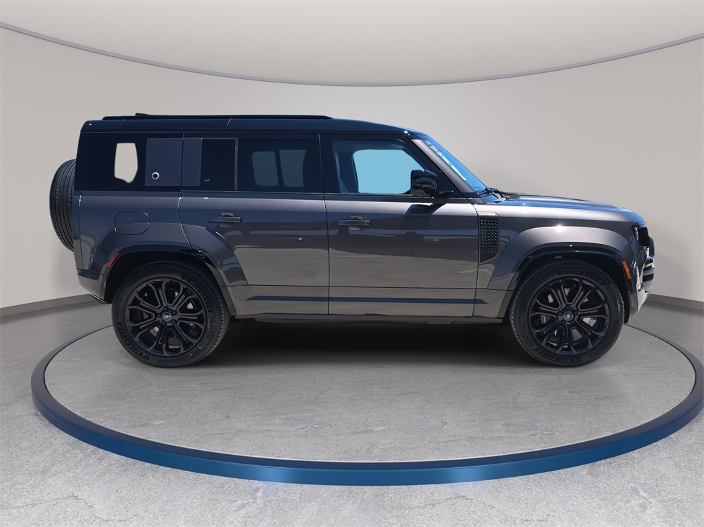 2025 Land Rover Defender 110 V8 photo 4