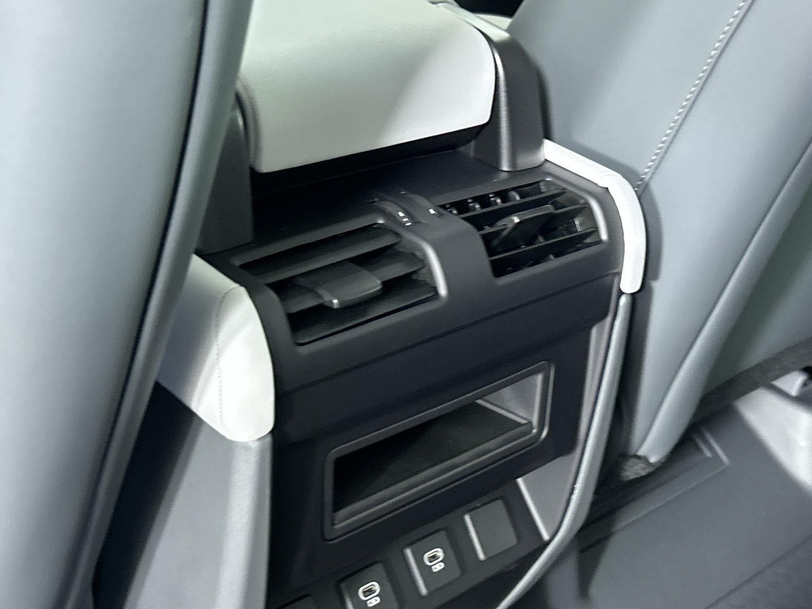 2025 Land Rover Defender 110 S photo 28