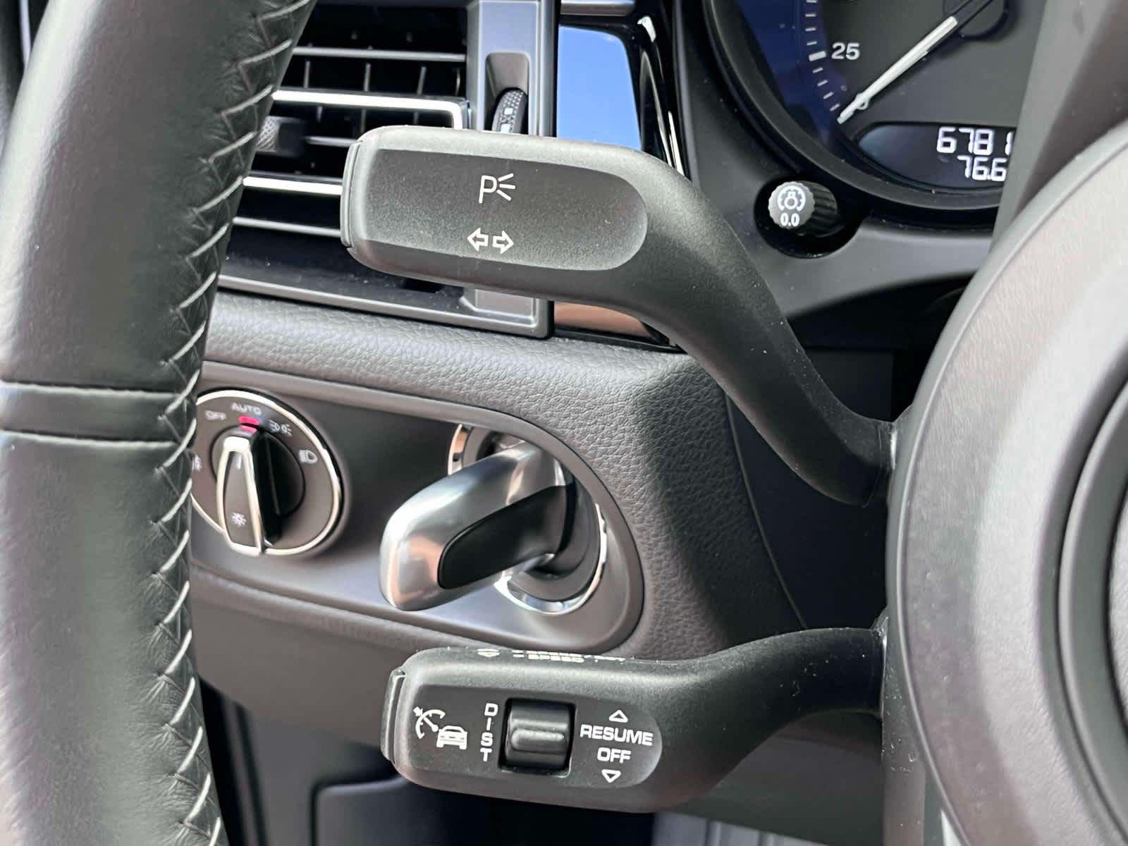 2024 Porsche Macan Base photo 32
