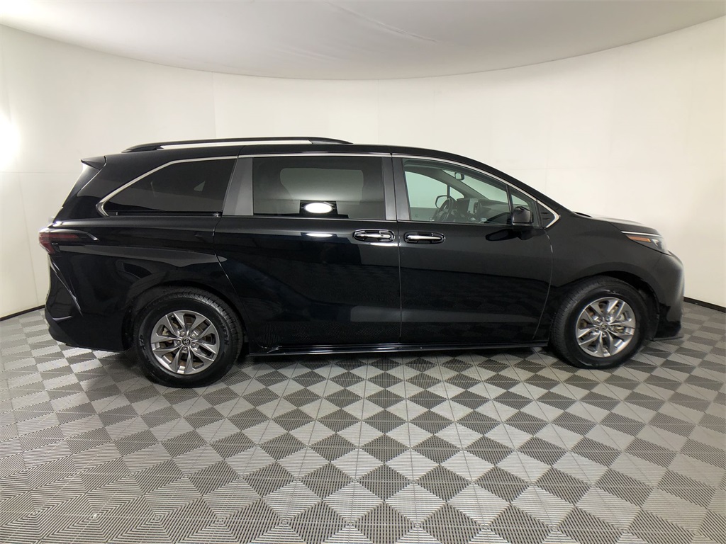 2024 Toyota Sienna XLE photo 3