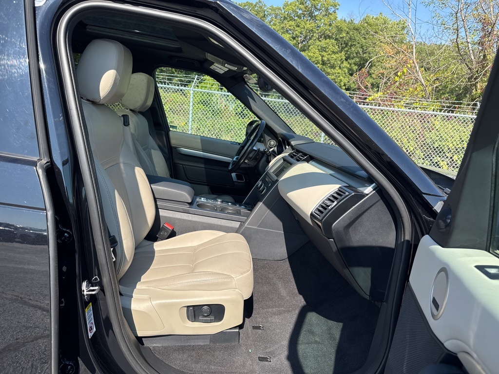 2020 Land Rover Discovery Landmark photo 10