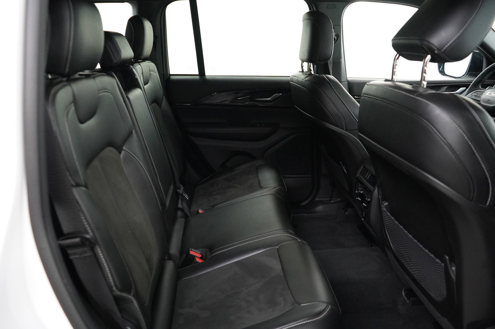 2023 Jeep Grand Cherokee Laredo Altitude photo 11