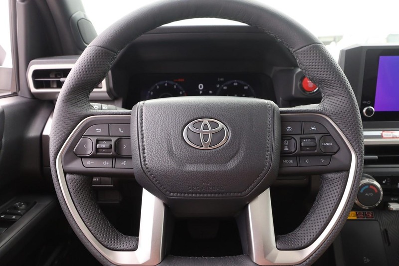 2025 Toyota Tacoma TRD Off-Road photo 11