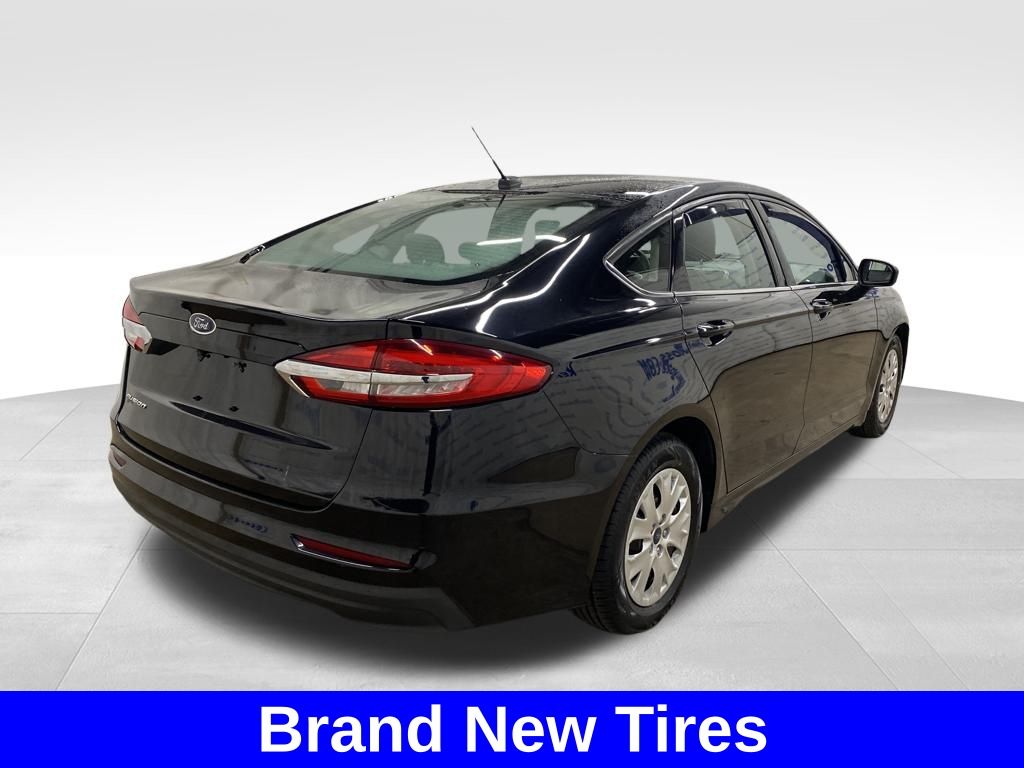 2019 Ford Fusion S photo 2