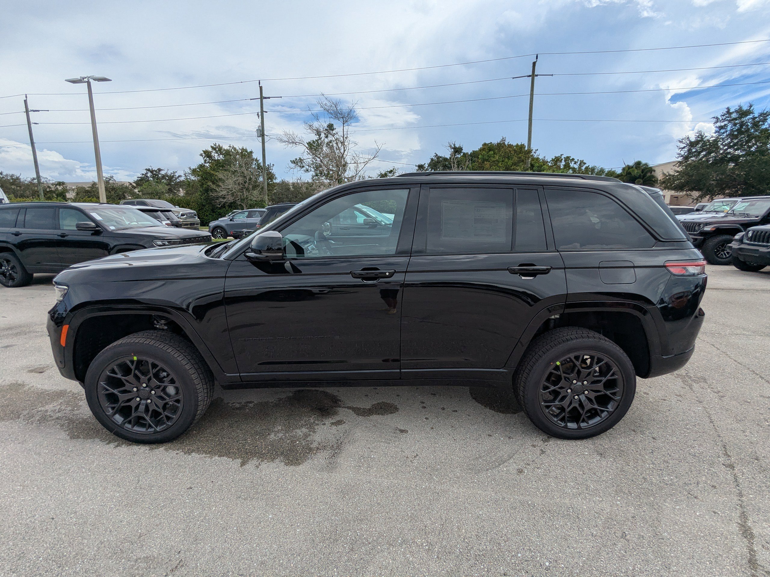 2025 Jeep Grand Cherokee Summit photo 3