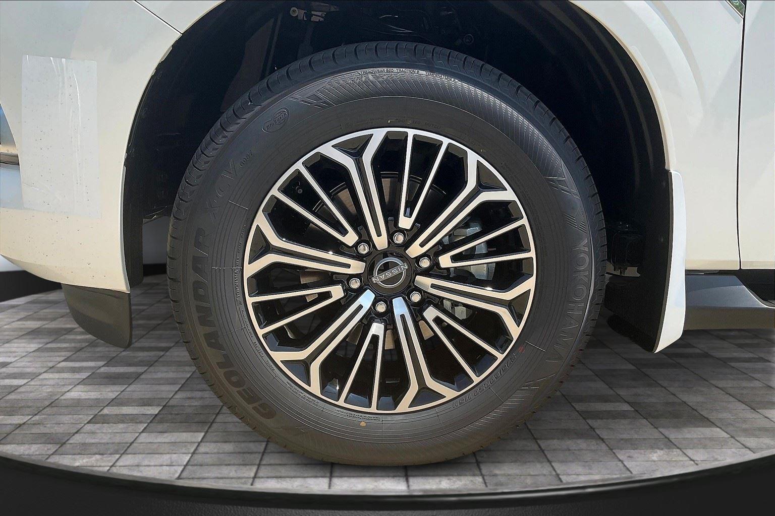 2025 Nissan Armada SL photo 12