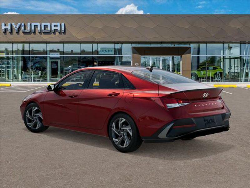 2025 Hyundai Elantra SEL Sport photo 3