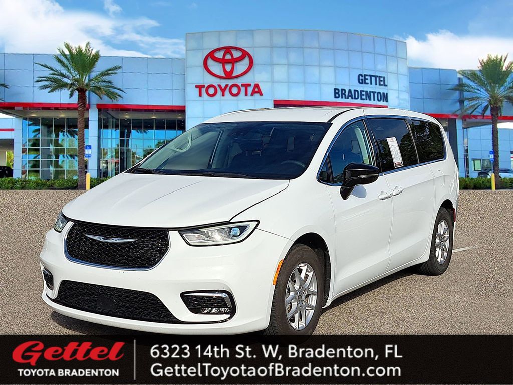 2024 Chrysler Pacifica Touring L's photo