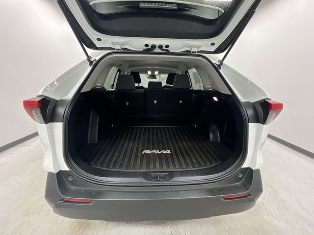 2022 Toyota RAV4 XLE photo 18