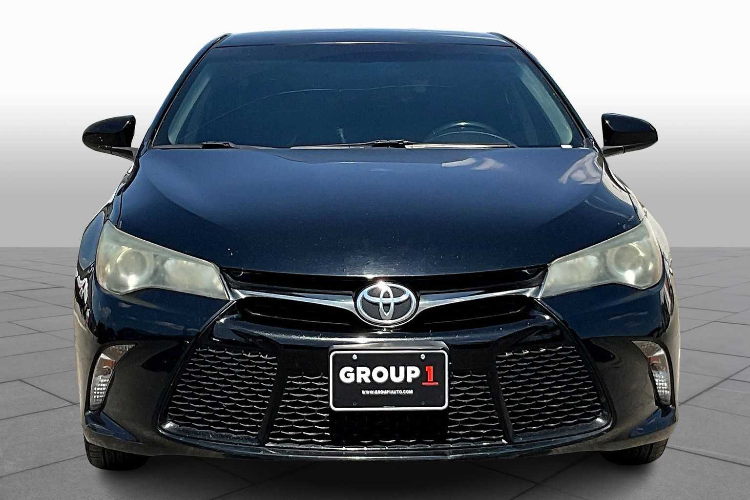 2016 Toyota Camry SE photo 3