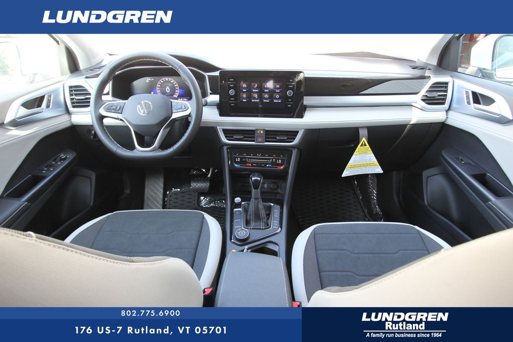 2025 Volkswagen Taos SE photo 2