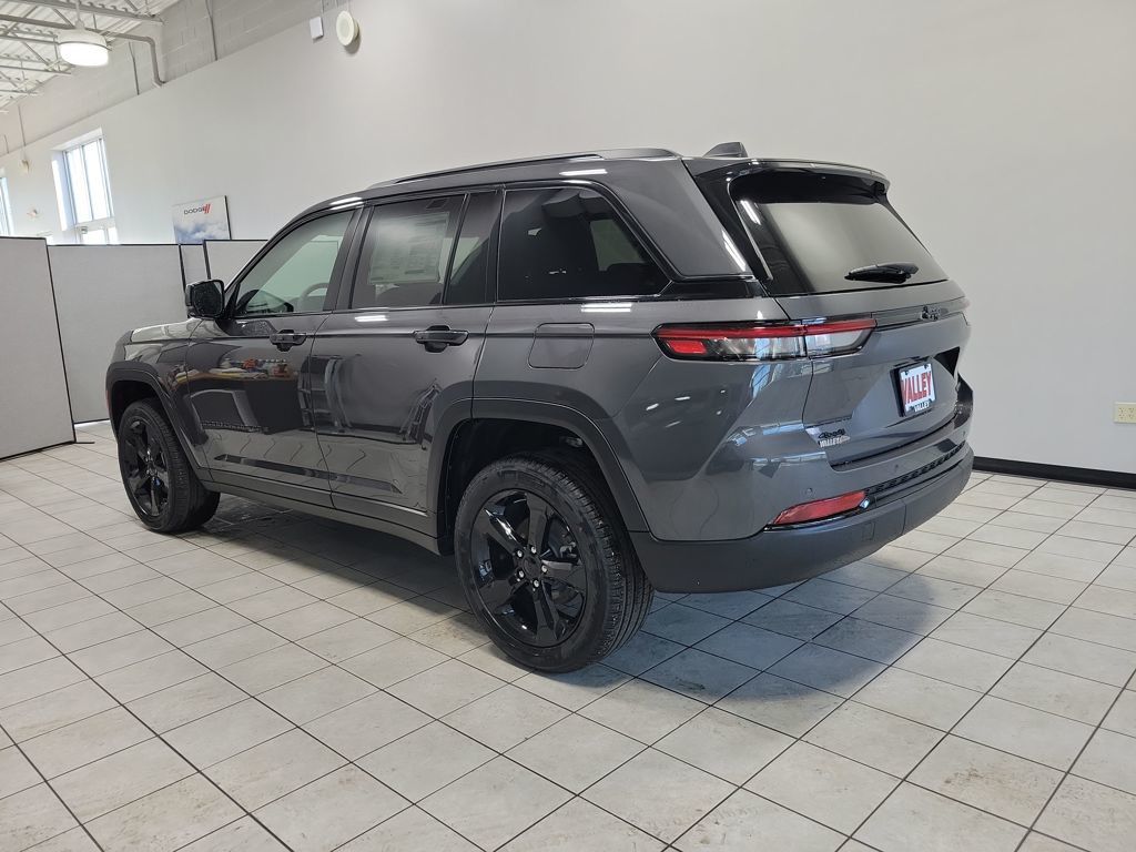 2025 Jeep Grand Cherokee Limited photo 3