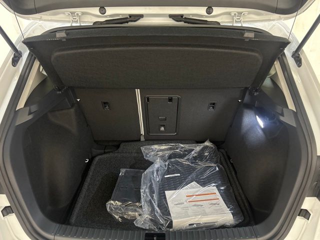 2025 Volkswagen Taos SE photo 34