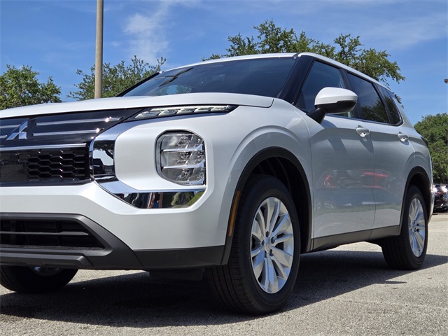 2025 Mitsubishi Outlander ES photo 3