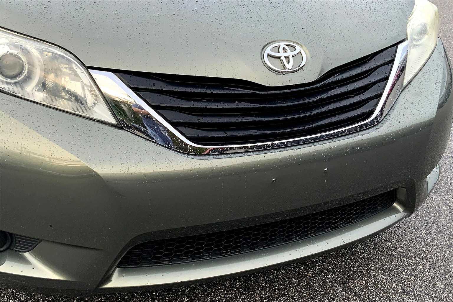 2011 Toyota Sienna LE photo 30