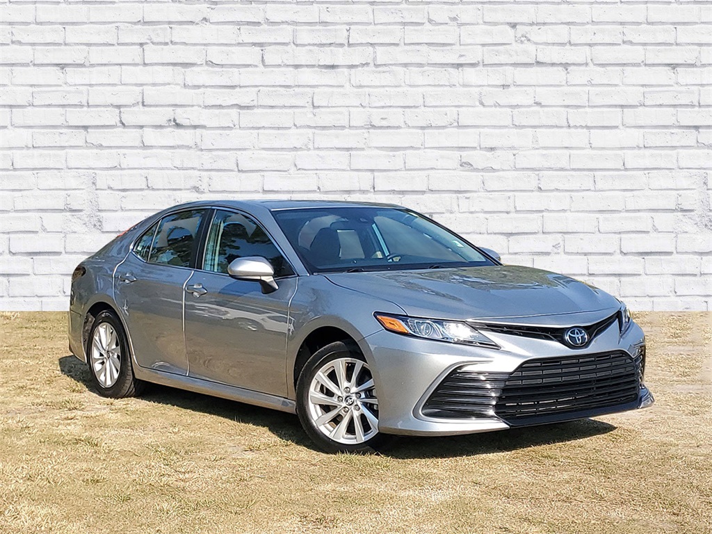 2023 Toyota Camry LE's photo