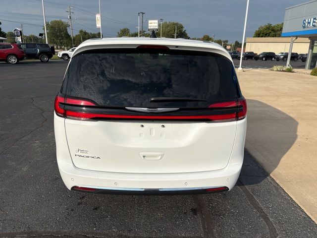 2024 Chrysler Pacifica Touring L photo 5