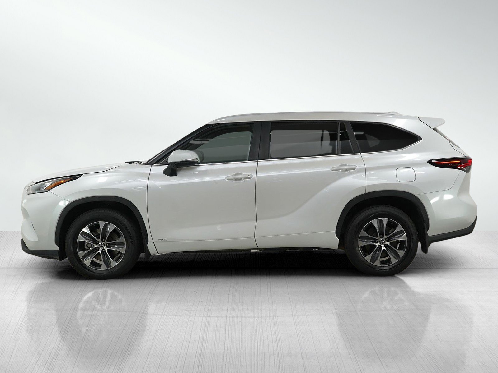 Used 2024 Toyota Highlander Hybrid XLE with VIN 5TDKBRCH4RS643180 for sale in Bloomington, Minnesota