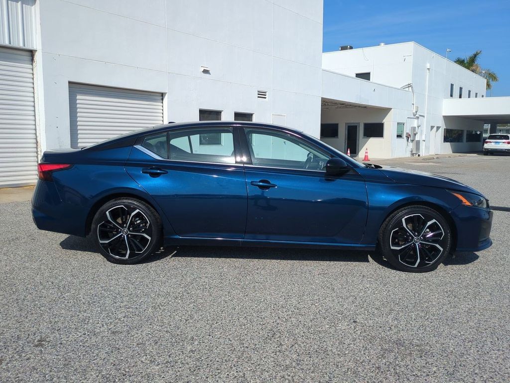 2023 Nissan Altima 2.5 SR photo 3