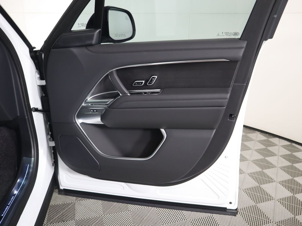2025 Land Rover Range Rover SE photo 24