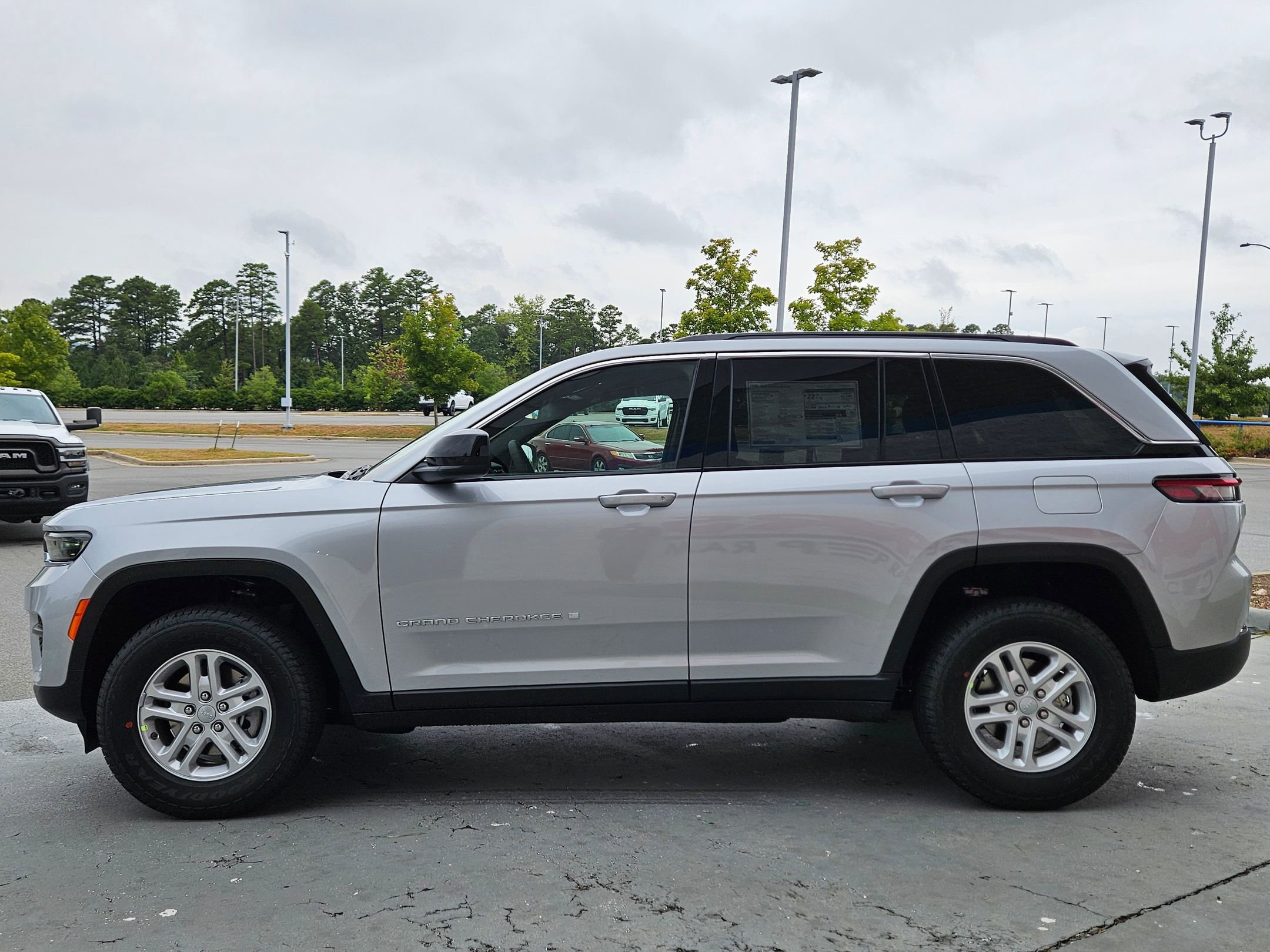 2025 Jeep Grand Cherokee Laredo Altitude photo 2