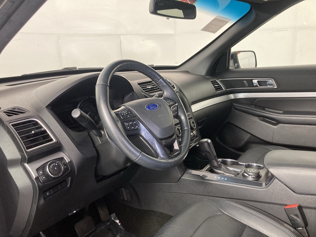 2017 Ford Explorer XLT photo 2