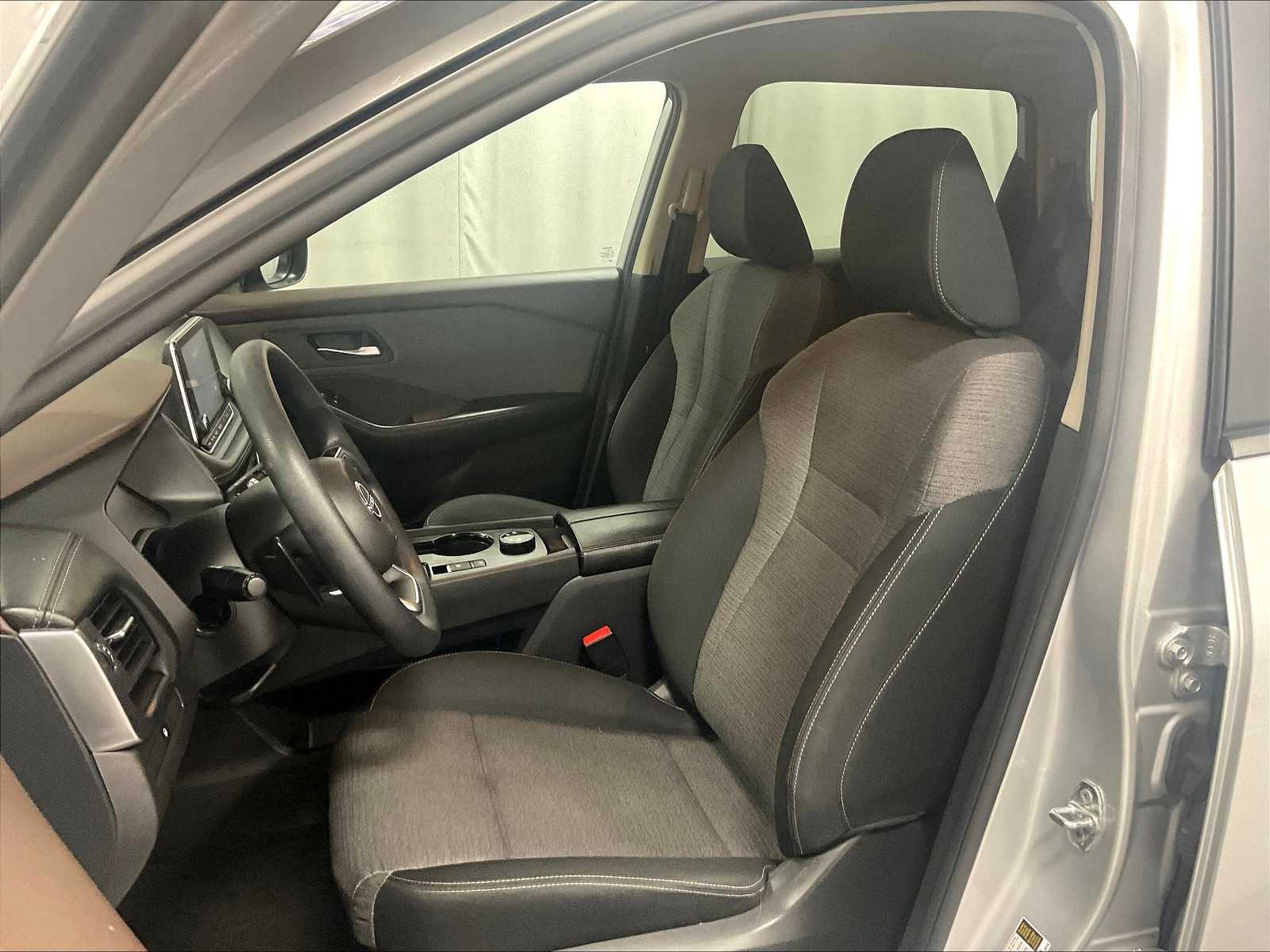 2023 Nissan Rogue SV photo 10