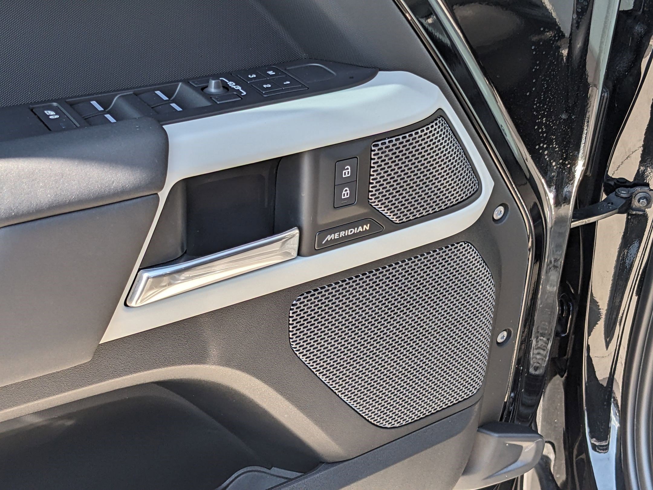 2024 Land Rover Defender 110 S photo 13