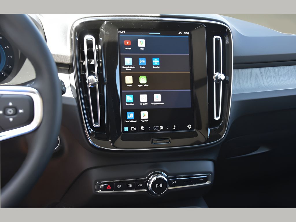 2025 Volvo XC40 photo 17
