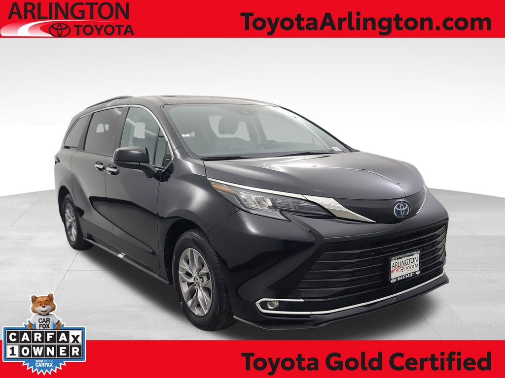 2024 Toyota Sienna XLE's photo