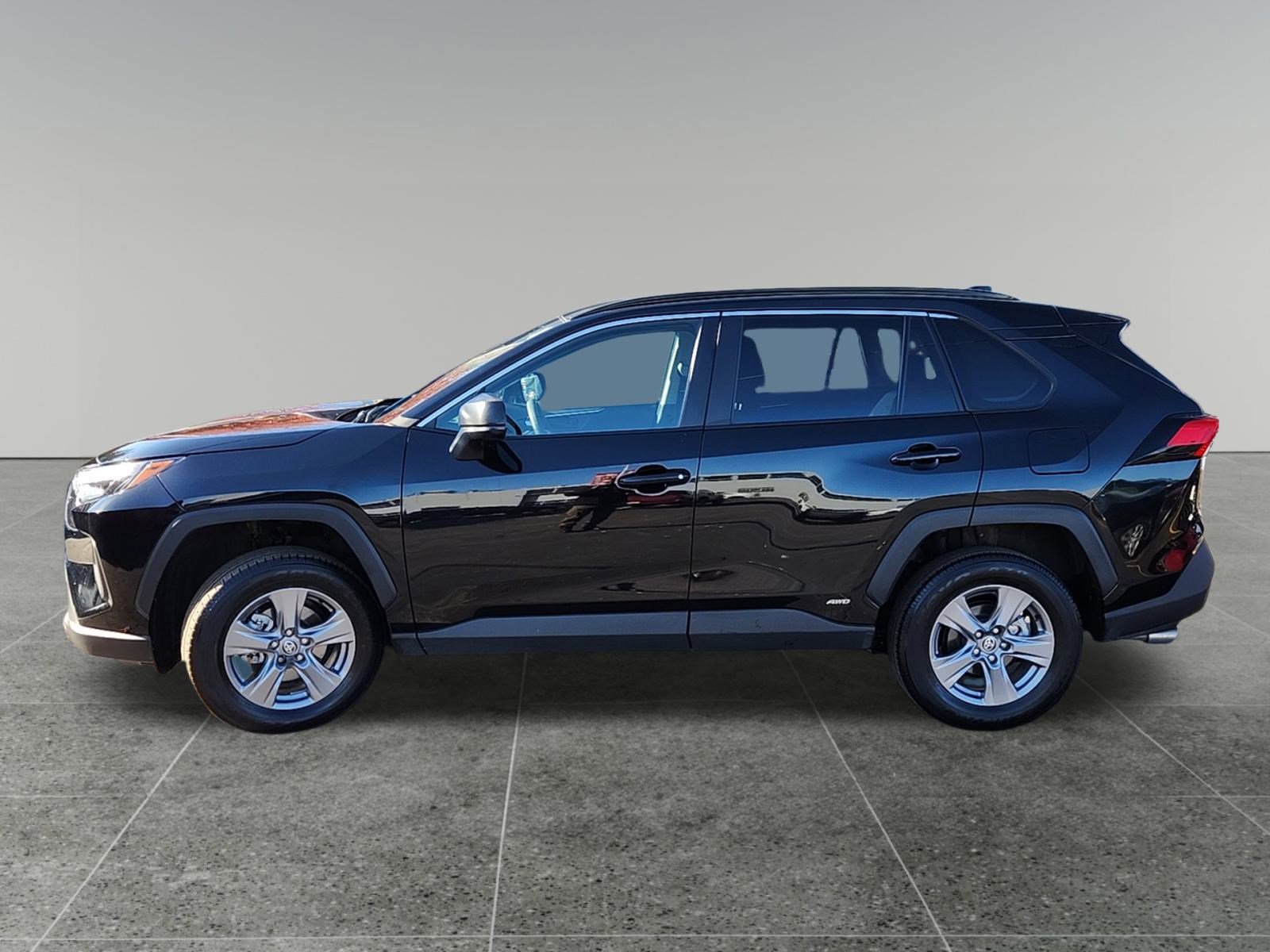 2025 Toyota RAV4 Hybrid LE photo 3