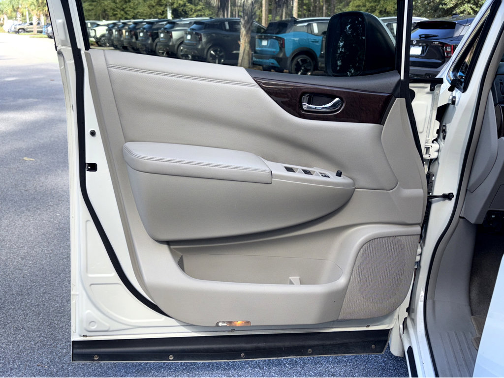 2015 Nissan Quest SL photo 22