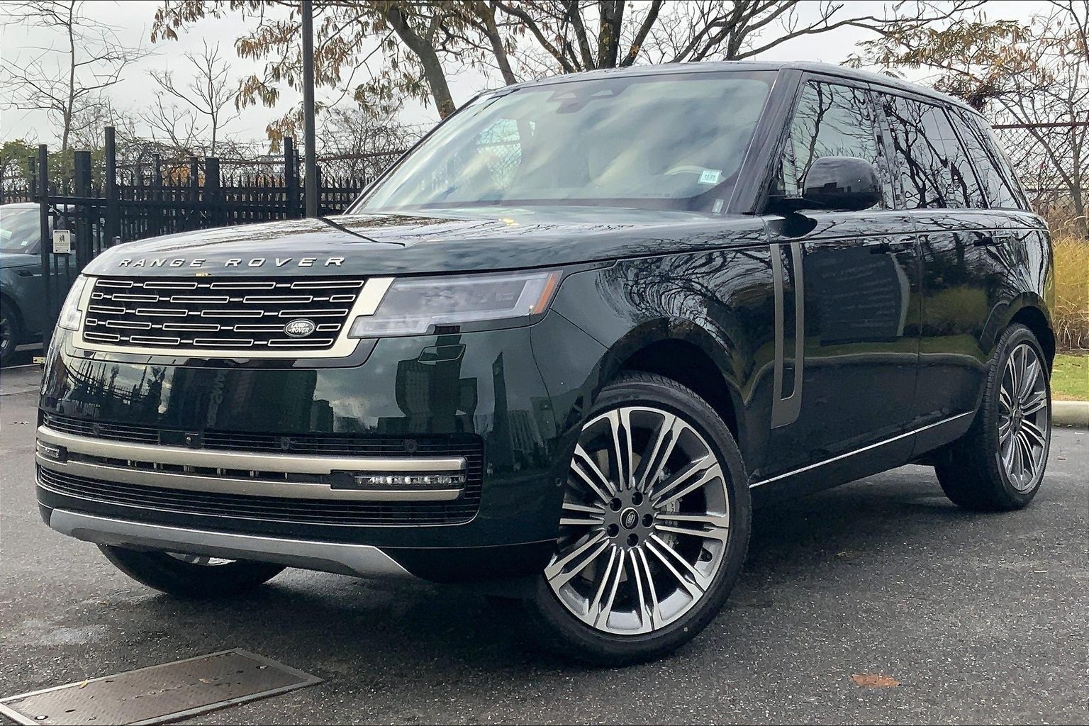 2025 Land Rover Range Rover SE's photo