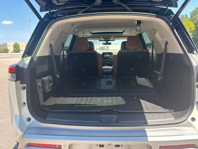 2023 Nissan Pathfinder Platinum photo 8