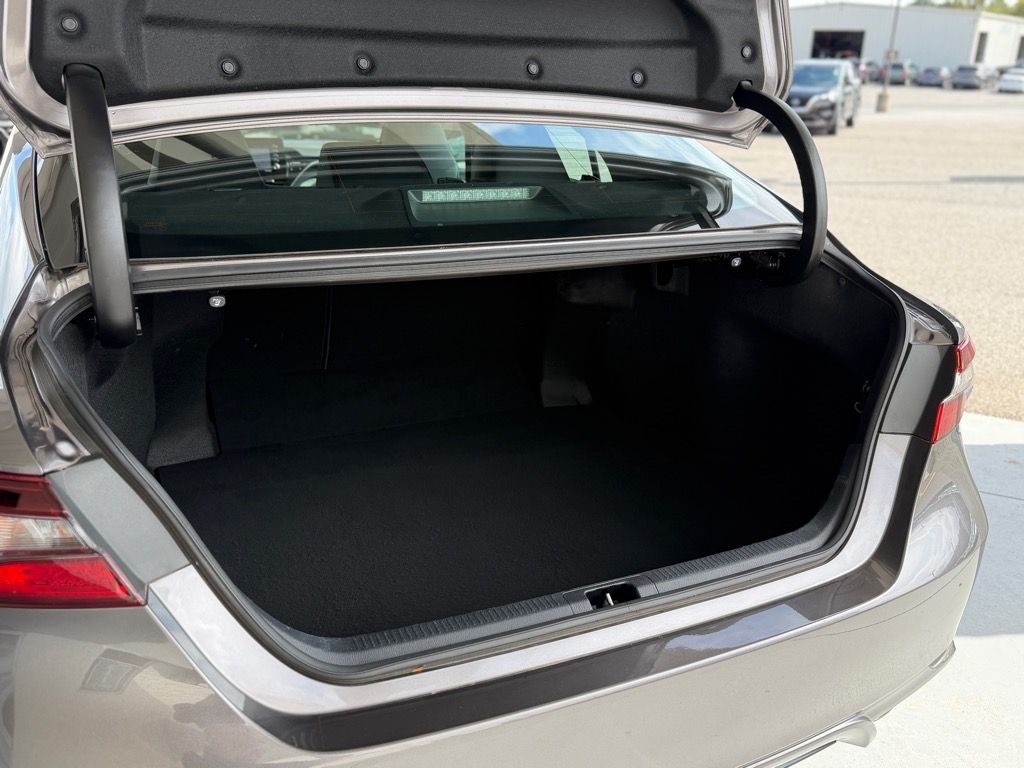2022 Toyota Camry SE photo 3