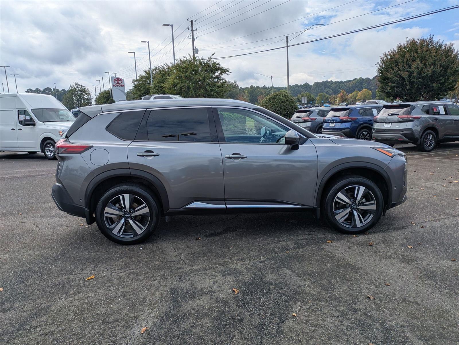 2022 Nissan Rogue SL photo 2