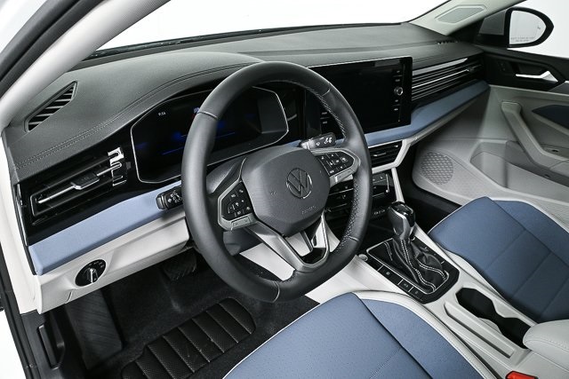 2025 Volkswagen Jetta 1.5T SE photo 4