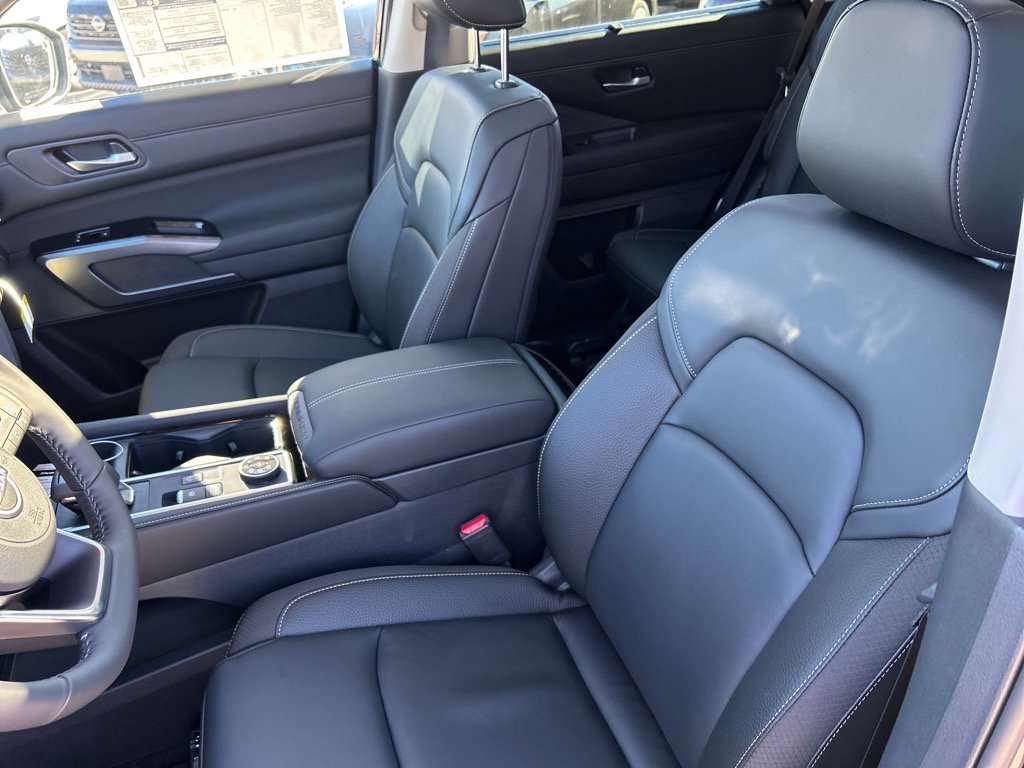 2025 Nissan Pathfinder SL photo 4