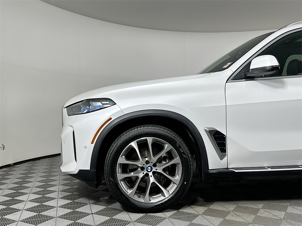 Used 2024 Mineral White Metallic BMW xDrive40i image 9