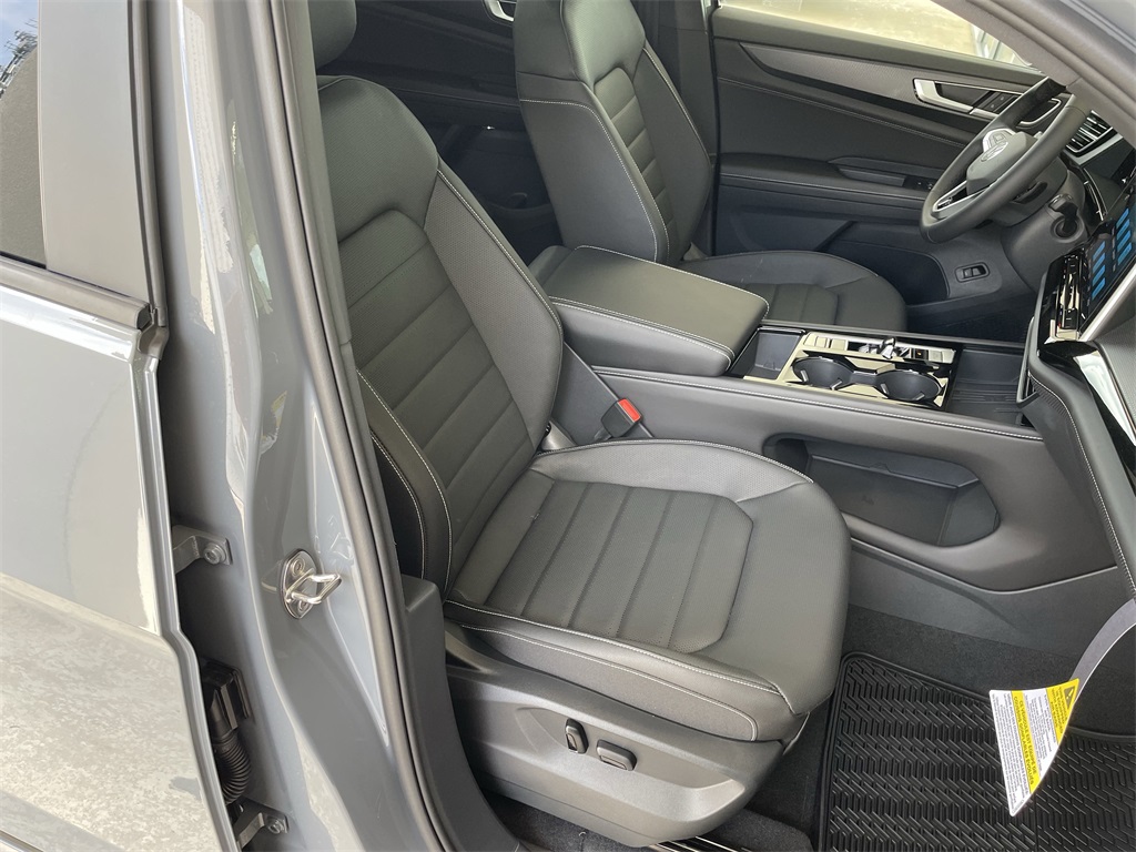 2025 Volkswagen Atlas Cross Sport SEL R-Line photo 37