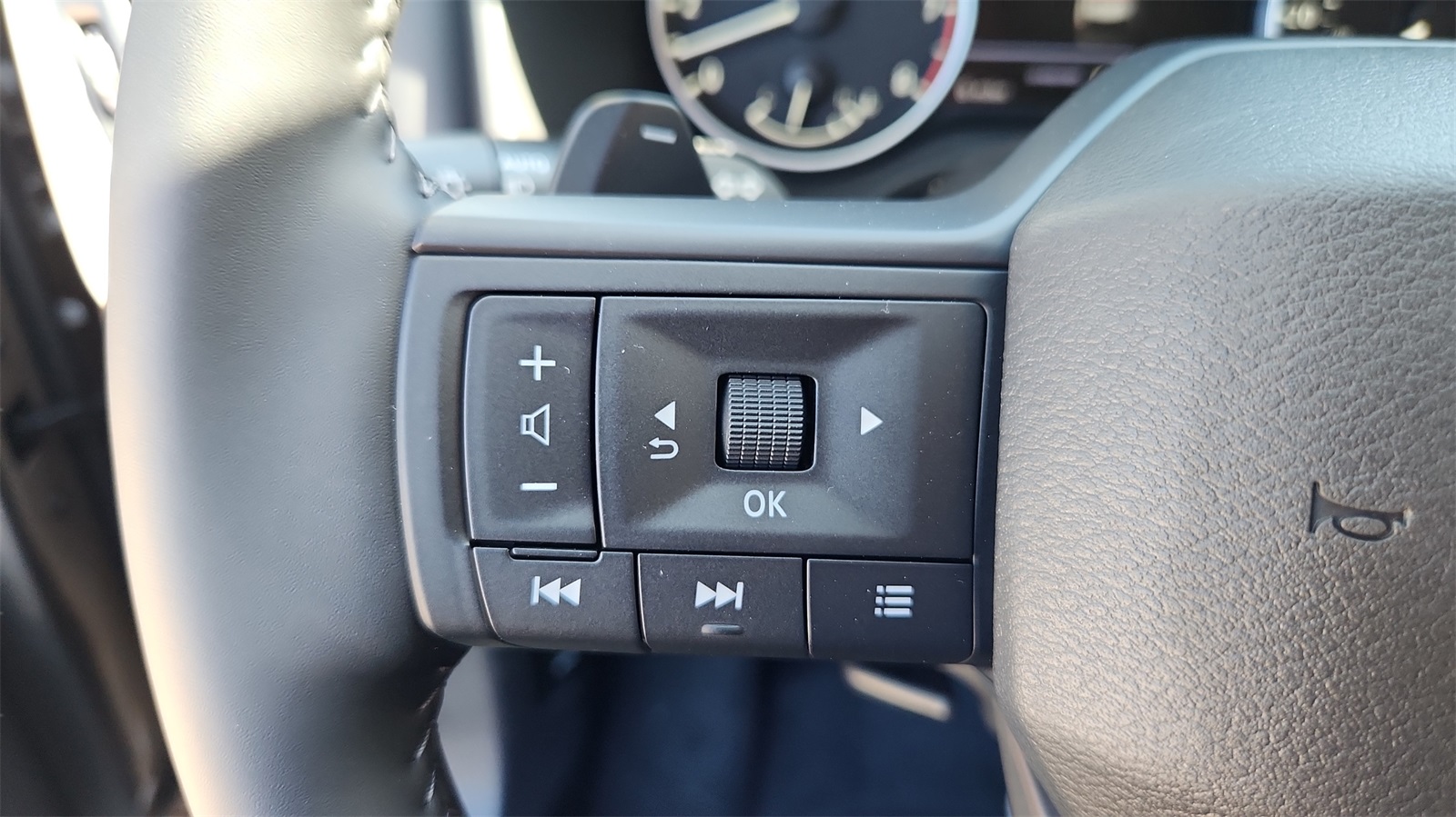 2025 Nissan Rogue SV photo 24