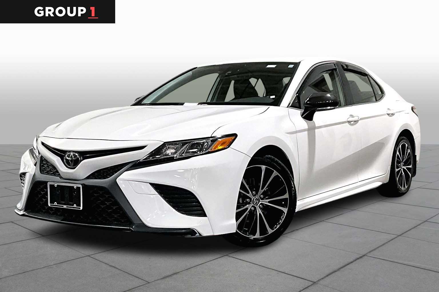 2019 Toyota Camry SE's photo