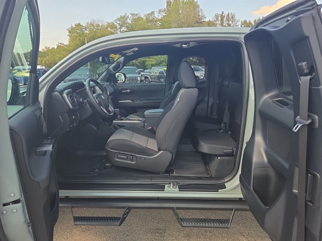 2023 Toyota Tacoma TRD Off-Road photo 23