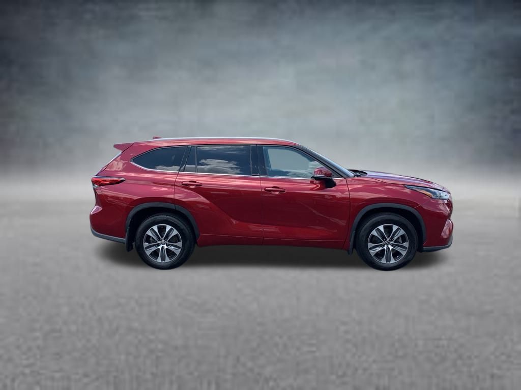 2022 Toyota Highlander XLE photo 3