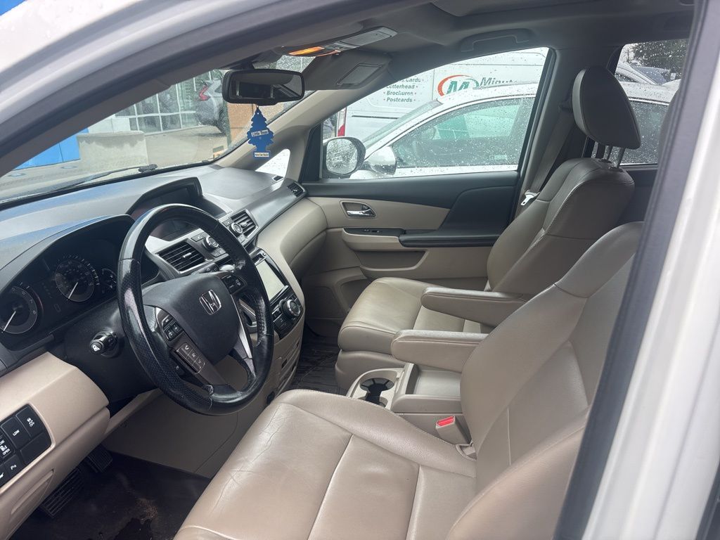 2014 Honda Odyssey Touring photo 2