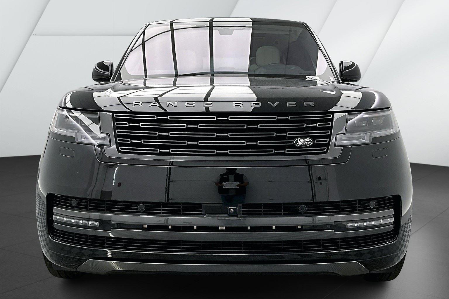 2023 Land Rover Range Rover SE photo 2